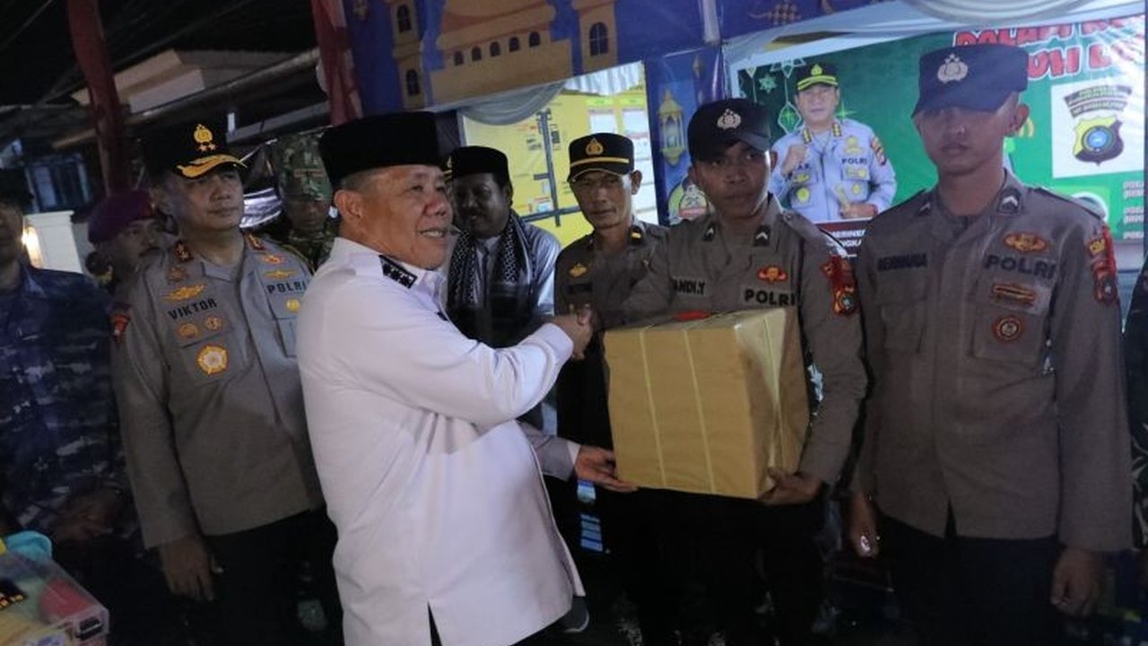 Jelang Hari Raya Idul Fitri 1447 H, Gubernur Kepulauan Bangka Belitung Hidayat Arsani memastikan **keamanan Idul Fitri Babel** dalam kondisi aman dan kondusif melalui peninjauan langsung pos pengamanan. Simak detailnya untuk persiapan Lebaran Anda.