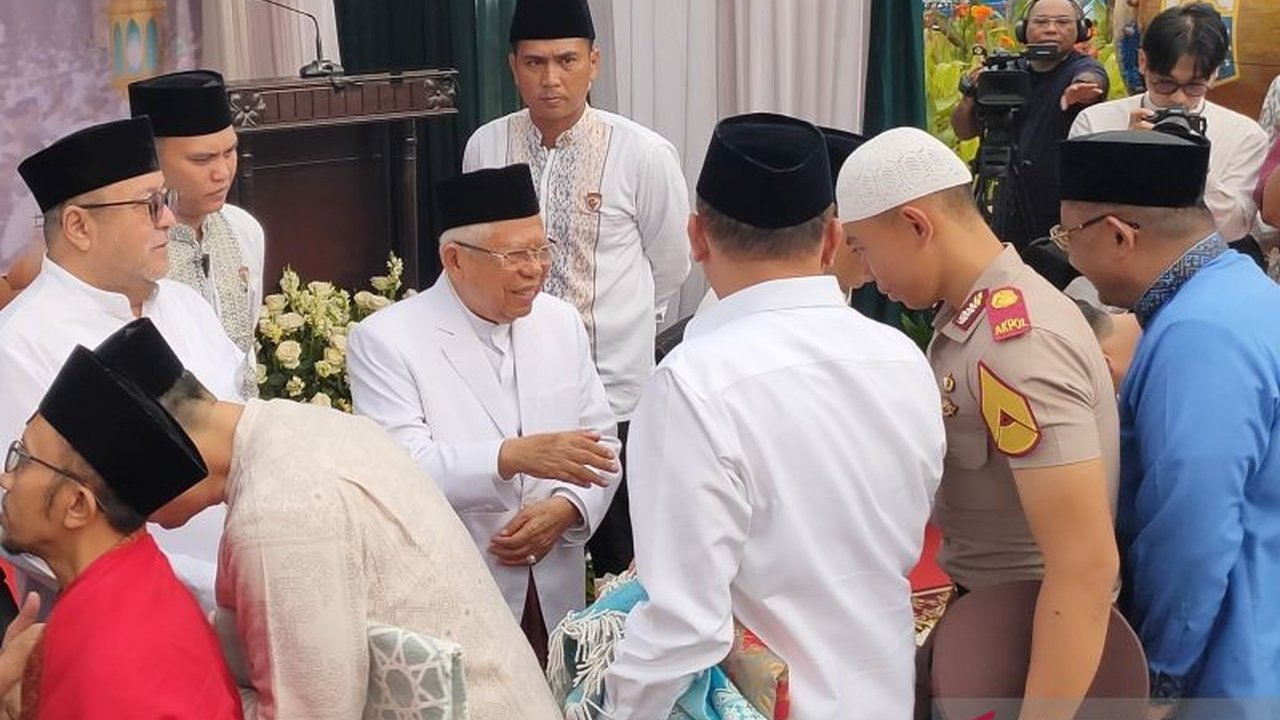 Wakil Presiden Ma'ruf Amin menyerukan pentingnya Solidaritas Ekonomi Umat dan silaturahmi sebagai fondasi harmoni bangsa, disampaikan saat khotbah Idul Fitri di Balai Kota DKI Jakarta. Pesan ini relevan untuk penguatan persatuan nasional.