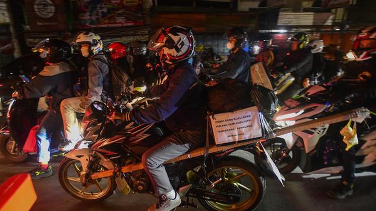 Pemudik bermotor memilih berkendara pada malam hingga dini hari untuk menghindari panas matahari serta potensi kepadatan lalu lintas. Tampak dalam foto, pengendara kendaraan bermotor melintas
