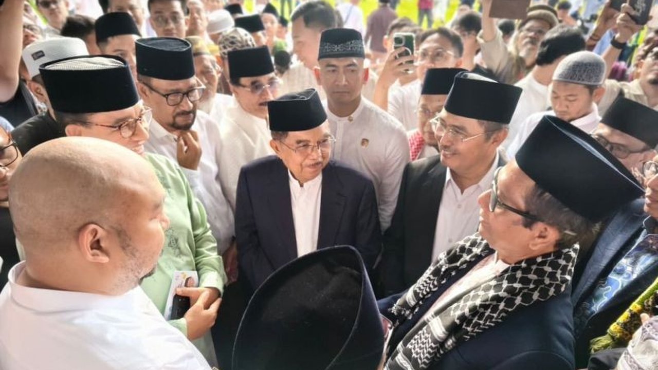 Wakil Presiden RI ke-10 dan ke-12, Jusuf Kalla, menekankan Idul Fitri sebagai Idul Fitri Momentum Persatuan yang krusial, mengajak umat Islam mempererat silaturahmi demi kemajuan bangsa dan negara. Simak pesan mendalamnya.