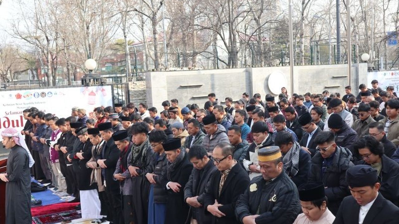 Sekitar 400 WNI di Beijing dan sekitarnya merayakan Idul Fitri 1447 H dengan salat berjamaah di KBRI Beijing, mempererat tali silaturahmi dan menunjukkan kepedulian sosial terhadap Tanah Air.