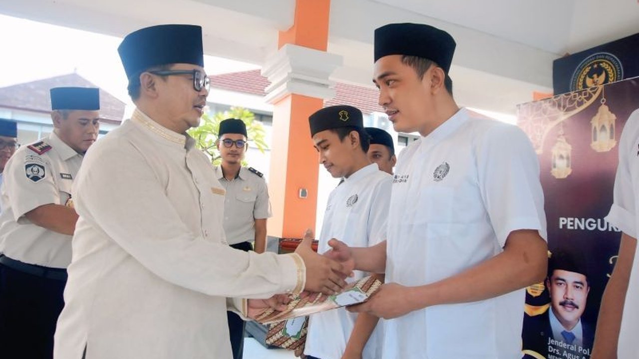 Direktorat Jenderal Pemasyarakatan (Ditjenpas) di bawah Kementerian Imigrasi dan Pemasyarakatan (Kemenimipas) menyerahkan Remisi Idul Fitri kepada 1.639 narapidana di Pulau Dewata, termasuk 26 orang yang langsung bebas.