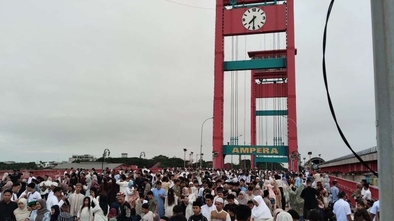 Suasana haru dan kebersamaan menyelimuti pelaksanaan Shalat Idul Fitri Palembang 1447 H/2026, di mana puluhan ribu jemaah memadati Masjid Agung hingga Jembatan Ampera.