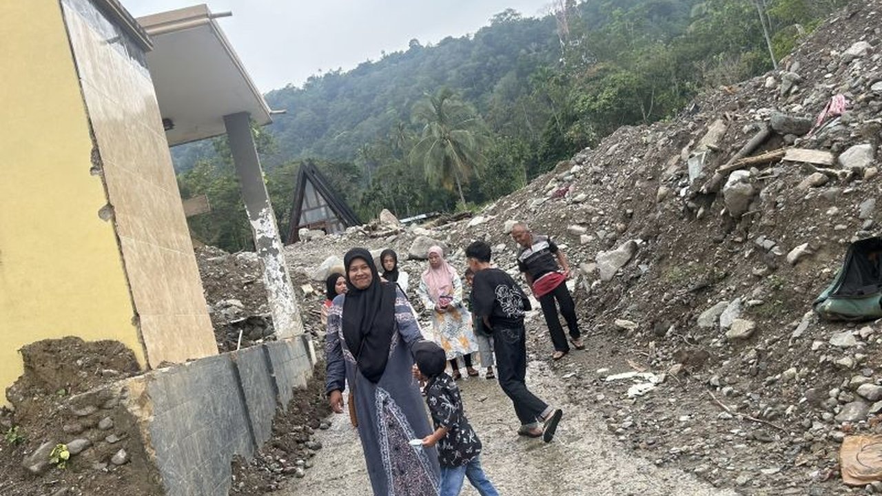 Meski jalanan dipenuhi sisa material Banjir Bandang Agam, warga Nagari Maninjau tetap gigih menjalin silaturahmi Lebaran. Simak perjuangan mereka di tengah tantangan pascabencana.