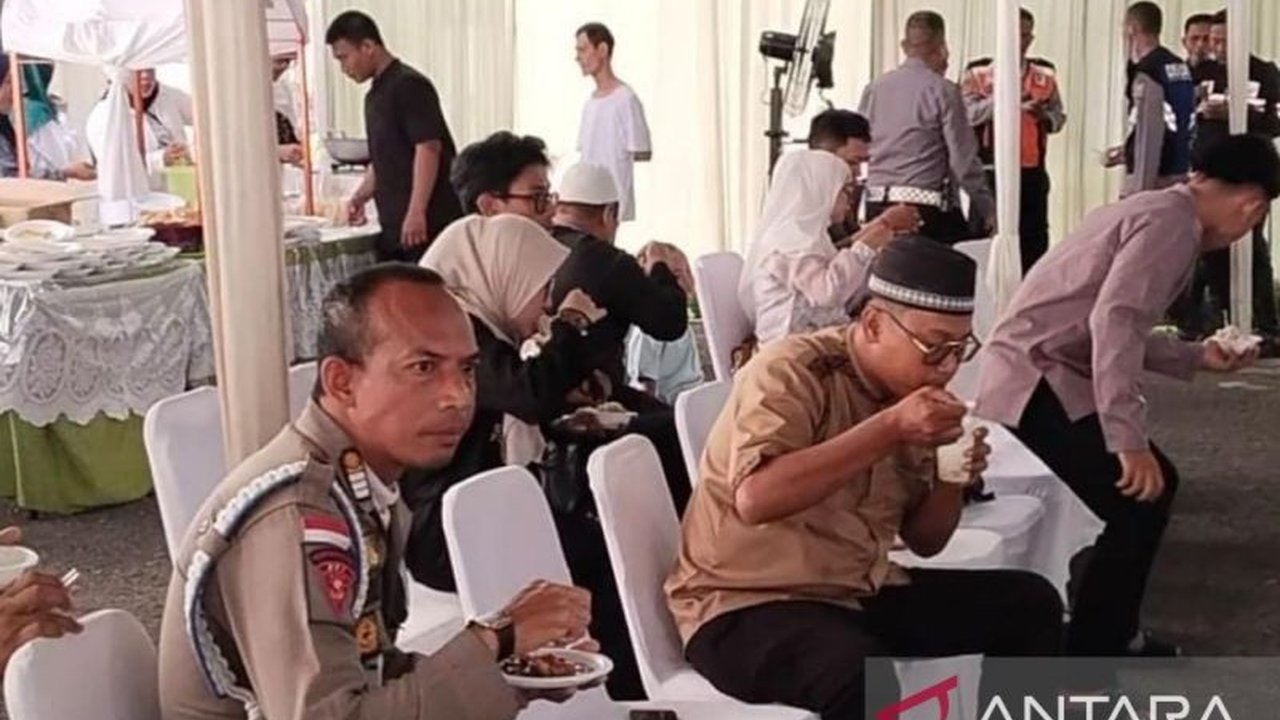 Momen Idul Fitri 1447 H dimanfaatkan ratusan warga untuk bersilaturahmi di Open House Wali Kota Palembang, Ratu Dewa, mempererat kebersamaan dan kekeluargaan.
