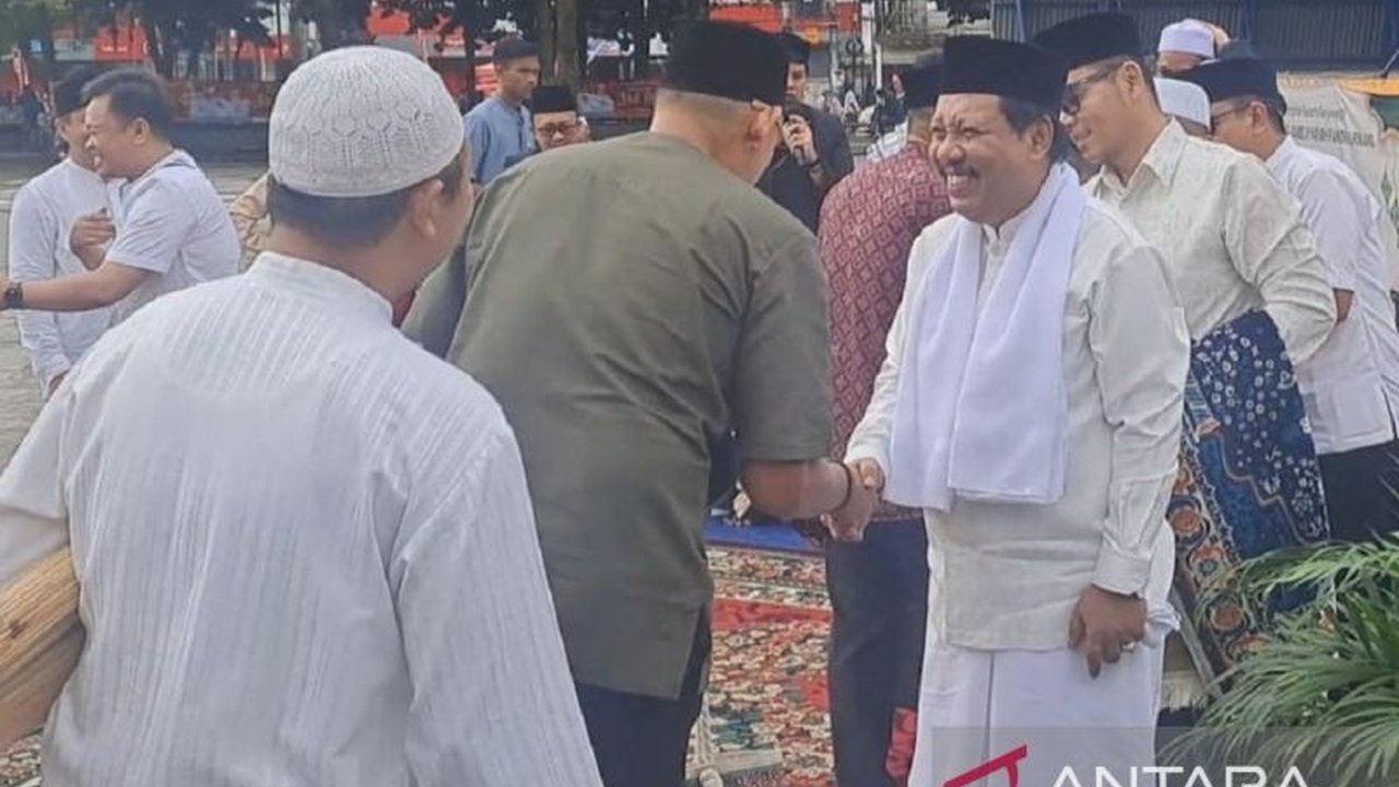 Pemerintah Kota Pangkalpinang merayakan Idul Fitri 2026 dengan tema Penguatan Taqwa Sosial dan Ekologis, mengajak masyarakat untuk menjaga bumi sebagai amanah. Wali Kota Saparudin menyoroti isu lingkungan seperti penanganan sampah dan ketersediaan air ber