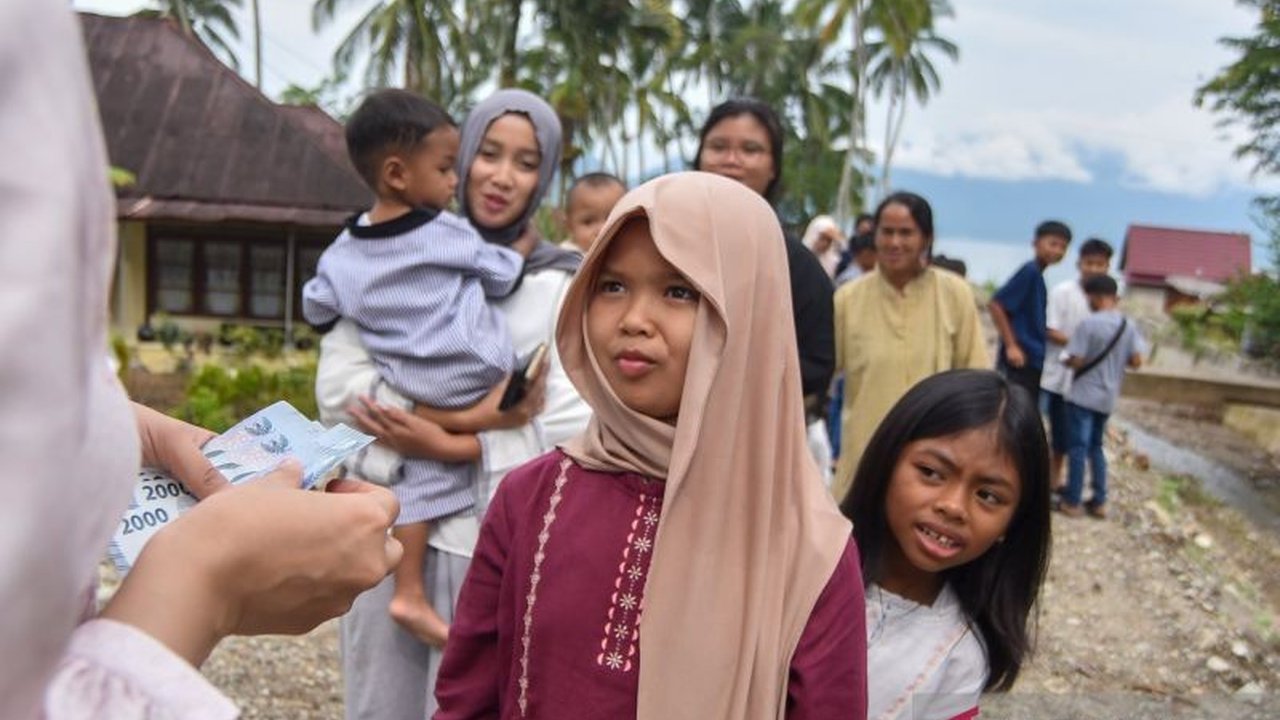 Tradisi Manambang Agam tetap semarak di Nagari Maninjau pascabencana, diramaikan oleh Tim Bangkit Sumatera ANTARA yang membawa keceriaan bagi anak-anak di tengah upaya pemulihan.