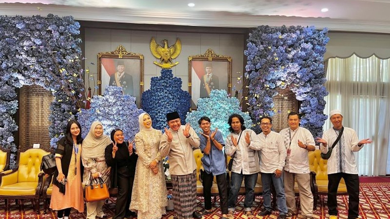 Gubernur Sumatera Selatan Herman Deru menggelar Open House Lebaran selama dua hari di Griya Agung, menarik ribuan warga untuk bersilaturahmi dan mempererat kebersamaan di momentum Idul Fitri.