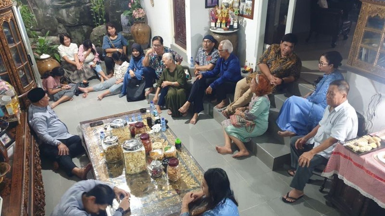 Warga Palembang dengan setia menjaga Tradisi Umpak-Umpakan Palembang, sebuah ritual silaturahim unik usai Shalat Idul Fitri yang penuh makna kebersamaan dan saling memaafkan.