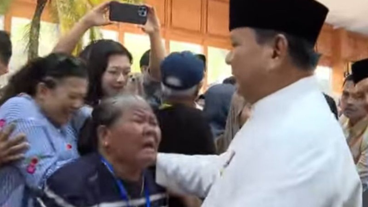 Presiden Prabowo Subianto menggelar acara Prabowo Open House Istana, menyapa ribuan masyarakat dengan hangat di momen Idul Fitri, menciptakan suasana penuh keakraban dan antusiasme.