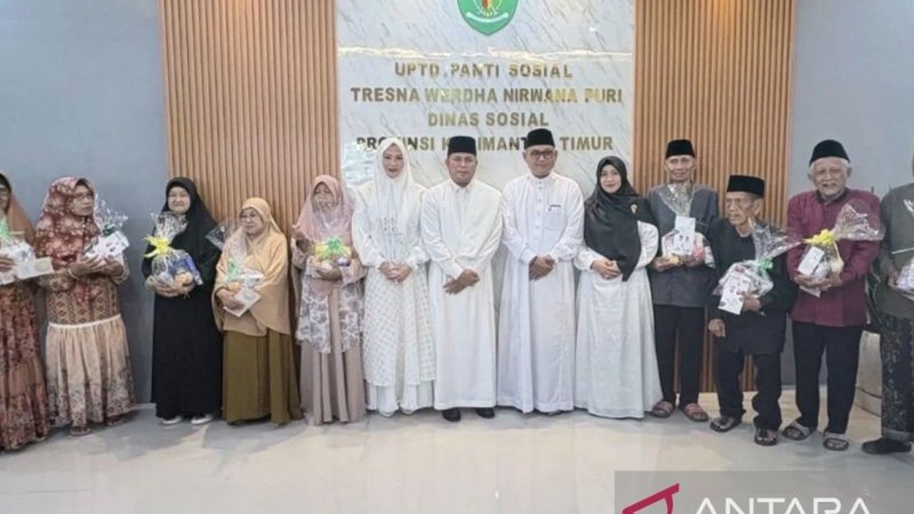 Gubernur Kaltim Rudy Mas'ud mengawali momen Lebaran Idul Fitri 1447 H dengan mengunjungi lansia di panti sosial Samarinda, menunjukkan komitmen pemerintah daerah dalam memastikan kebahagiaan Hari Raya dirasakan semua lapisan masyarakat.