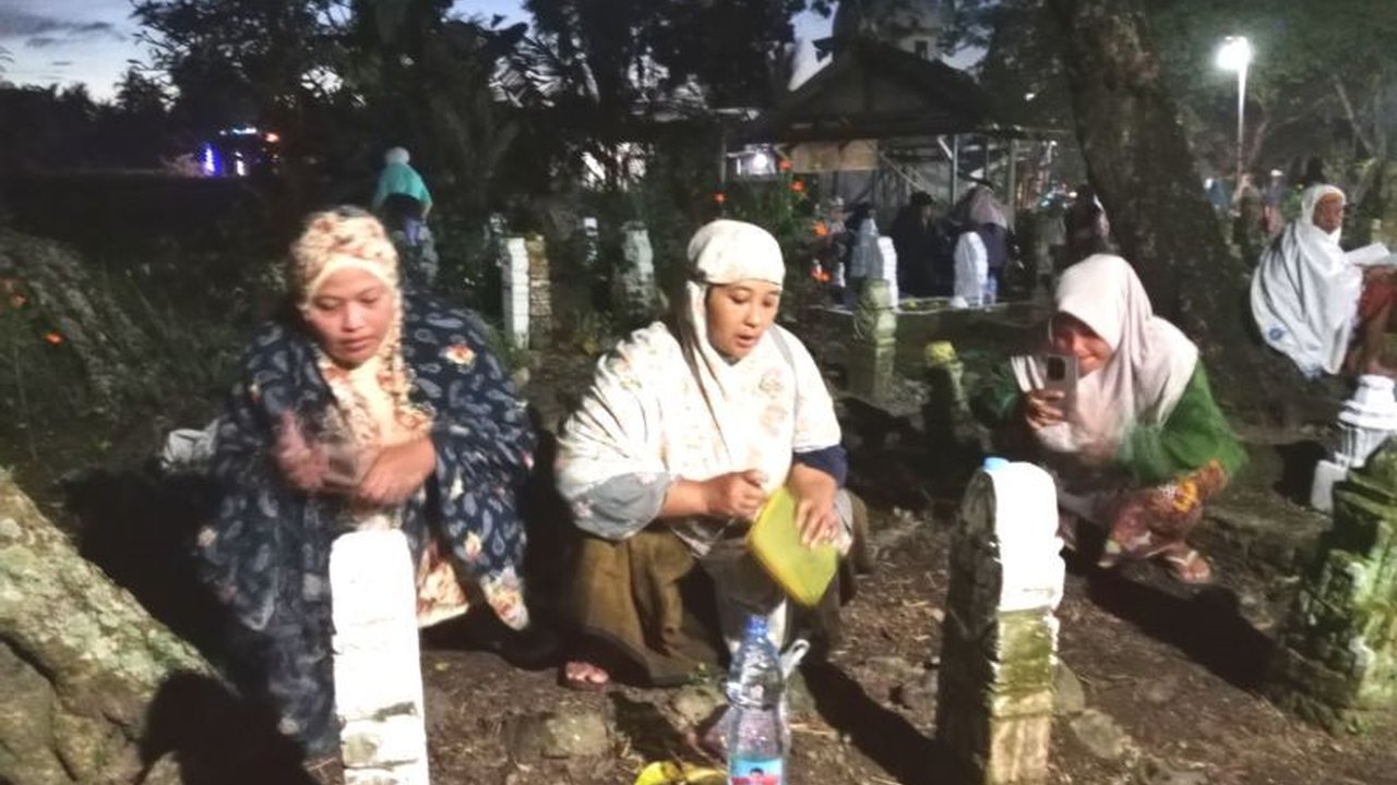 Momen Hari Raya Idul Fitri membawa berkah tak terduga bagi juru parkir dadakan di Lombok Tengah. Simak bagaimana mereka meraup rezeki juru parkir Lebaran di tengah tradisi ziarah kubur yang ramai.