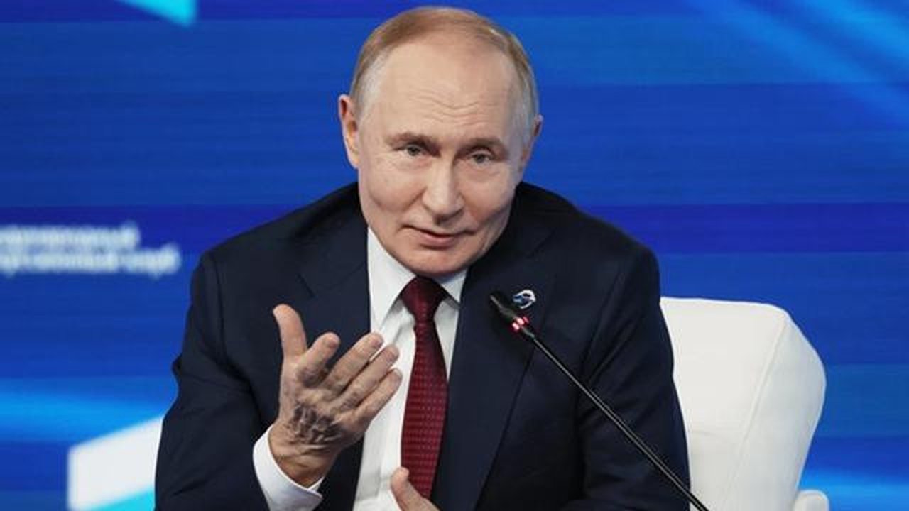 Presiden Rusia Vladimir Putin dalam pertemuan dengan para pakar kebijakan luar negeri di Klub Diskusi Valdai, di resor Laut Hitam Sochi, Rusia, Kamis, (2/10/2025). (Dok. Mikhail Metzel, Sp