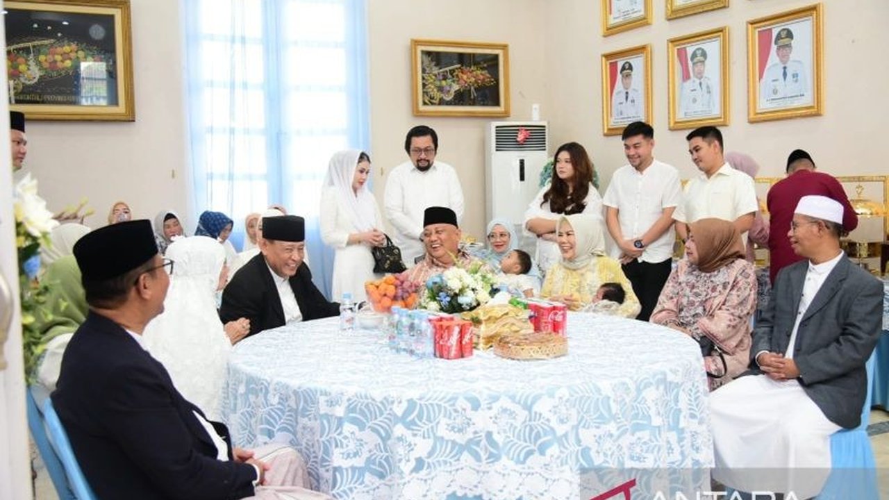 Gubernur Gorontalo Gusnar Ismail menggelar silaturahmi Lebaran Idul Fitri 1447 H yang penuh kehangatan, menyambut masyarakat dan Forkopimda di Rumah Jabatan, mempererat tali persaudaraan.