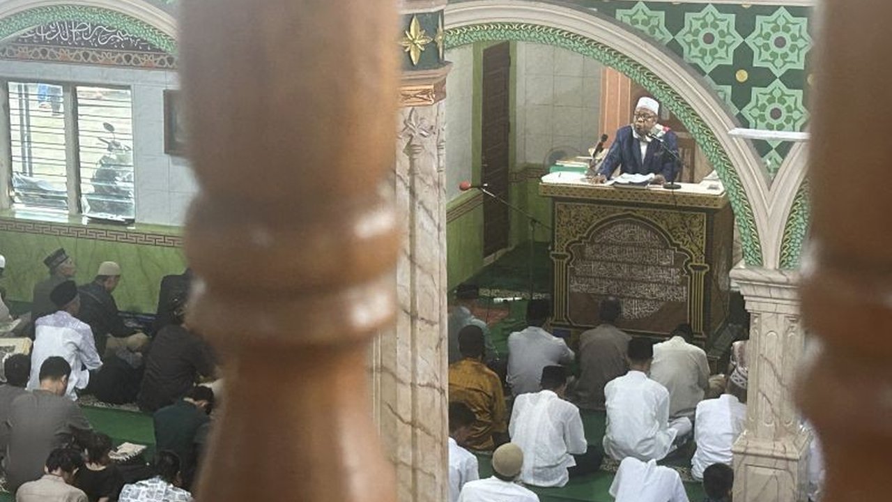 Khatib Mizwar Lubis dalam Khutbah Idul Fitri Agam mengajak jamaah merenungkan bencana banjir dan longsor sebagai pengingat akan hubungan dengan Tuhan, menyoroti pentingnya introspeksi diri.