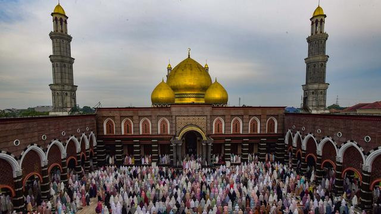 Ribuan umat Islam saat melaksanakan salat Idul Fitri 1447 Hijriah di Mesjid Kubah Emas, Depok, Jawa Barat, Sabtu (21/3/2026). (merdeka.com/Arie Basuki)