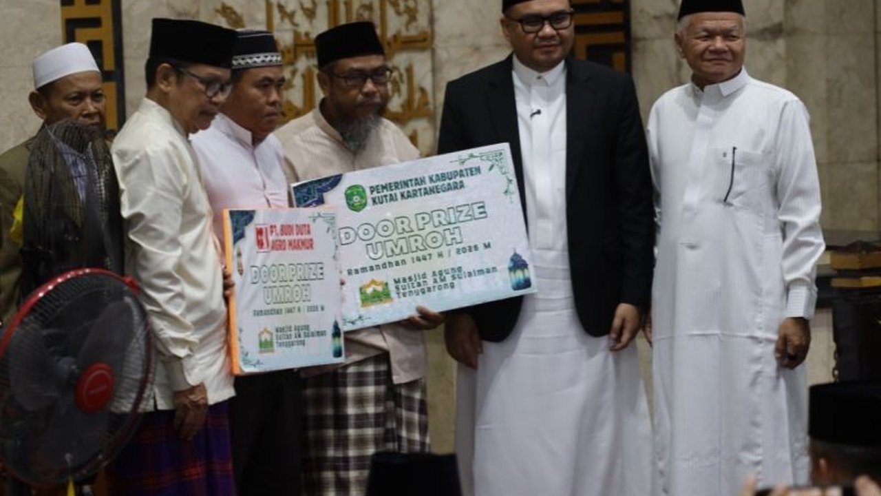 Bupati Kukar Aulia Rahman Basri menyerahkan lima hadiah umrah gratis kepada jamaah beruntung saat Shalat Idul Fitri 1447 H/2026 M, menegaskan pentingnya menjaga nilai-nilai kebaikan Ramadhan.