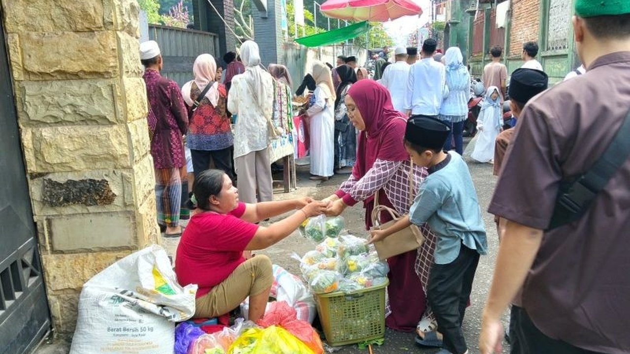 Pedagang bunga rampai di Mataram meraup keuntungan besar selama Lebaran Idul Fitri 2026. Simak bagaimana tradisi ziarah kubur membawa berkah melimpah bagi mereka.