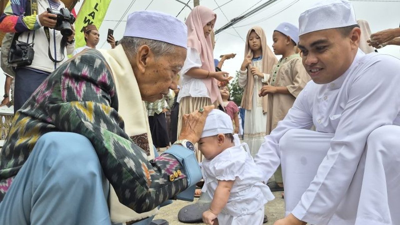 Merayakan Idul Fitri di Jambi tak lengkap tanpa Ritual Injak Bumi, tradisi sakral bagi bayi yang mulai belajar berjalan. Cari tahu makna mendalam dan harapan orang tua di baliknya.