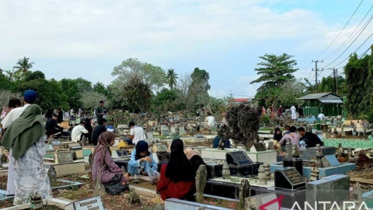 Momen Idul Fitri 1447 Hijriah membawa berkah bagi pedagang bunga di Pangkalpinang. Mereka memanfaatkan tradisi ziarah makam untuk meraup keuntungan, dengan penjualan bunga dan air mawar yang meningkat signifikan.