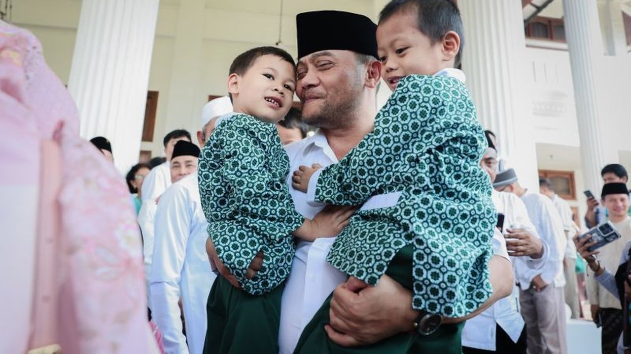 Gubernur Jawa Tengah Ahmad Luthfi merayakan Idul Fitri 1447 H dengan menggelar halal bihalal bersama komunitas difabel dan anak panti asuhan di Semarang, menegaskan kesetaraan dan semangat berbagi kebahagiaan.