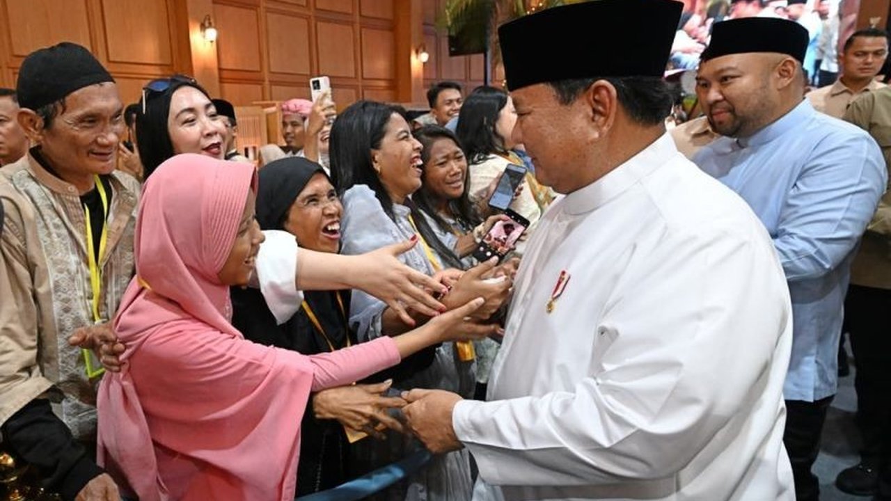 Ribuan warga antusias berlebaran dengan Presiden Prabowo Subianto di Istana Kepresidenan, menciptakan momen silaturahmi yang penuh kehangatan dan cerita berkesan.