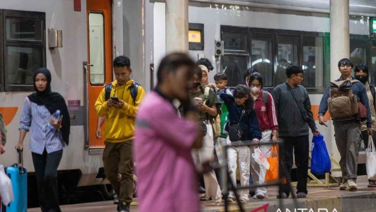 Di tengah hiruk pikuk arus mudik Lebaran 2026, para pekerja di Stasiun Cirebon menunjukkan pengabdian luar biasa, menjadikan hari raya sebagai momentum untuk mengais rezeki dan memastikan kelancaran perjalanan penumpang.