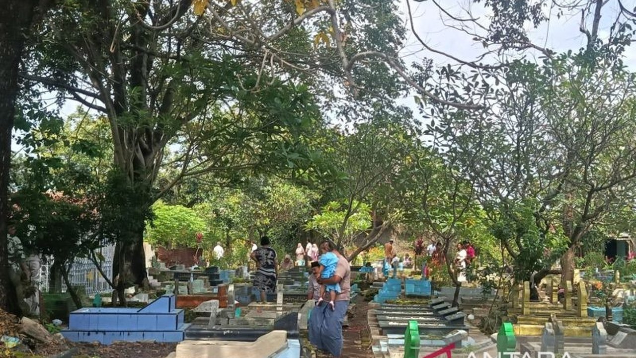 Tradisi nyekar Lebaran 2026 di Cirebon kembali semarak, di mana ratusan warga berziarah kubur untuk mendoakan leluhur sekaligus menjaga nilai spiritual dan kebersamaan.