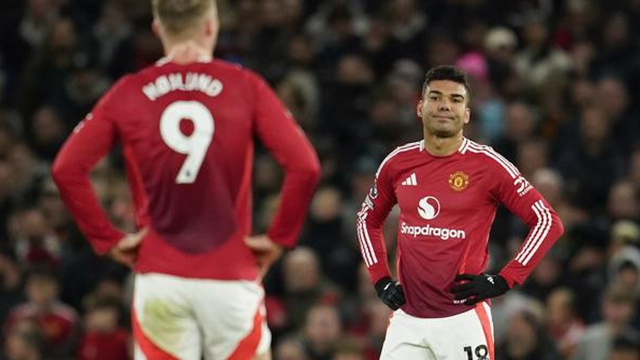 Ekspresi kecewa pemain Manchester United, Casemiro setelah timnya kebobolan dari Newcastle pada laga lanjutan Liga Inggris 2024/2025 yang berlangsung di Old Trafford, Manchester, Inggris, Sel