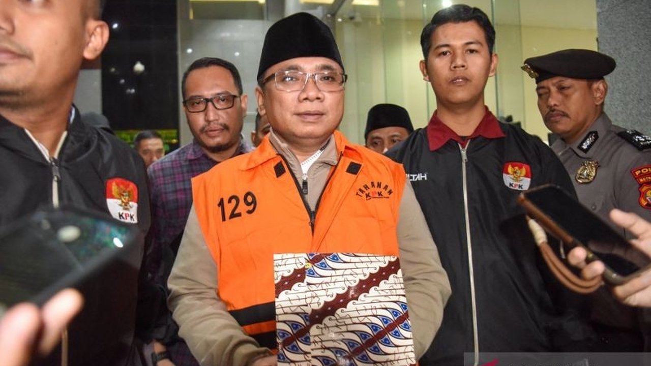 Mantan Menteri Agama Yaqut Cholil Qoumas resmi ditahan KPK terkait kasus korupsi kuota haji tambahan yang merugikan negara dan jemaah haji reguler. Keputusan pembagian kuota 50:50 diduga jadi pemicunya.