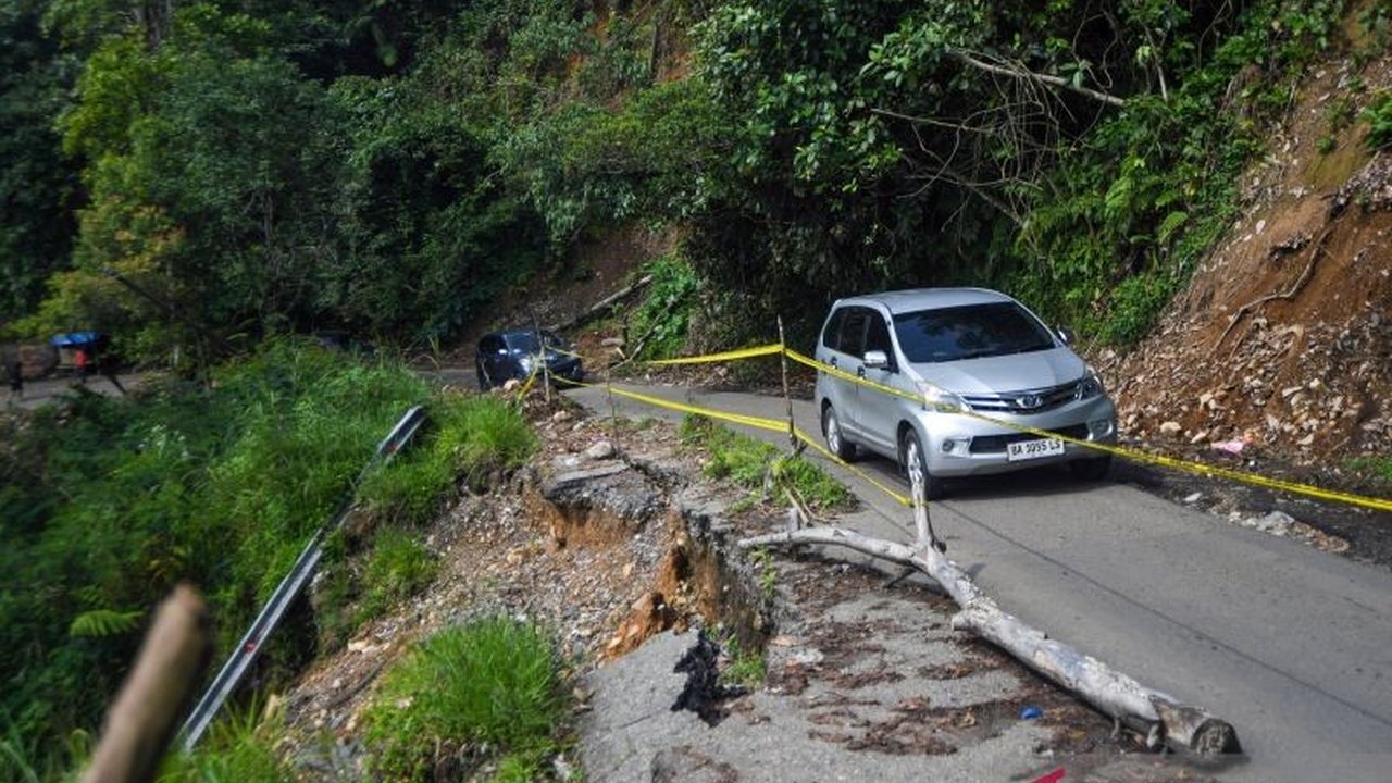 Arus lalu lintas di Kelok 44 Maninjau, Agam, Sumatera Barat, terpantau lancar pada Sabtu meskipun terdapat tiga titik jalan terban parah akibat bencana hidrometeorologi November 2025, memicu kewaspadaan pengendara.