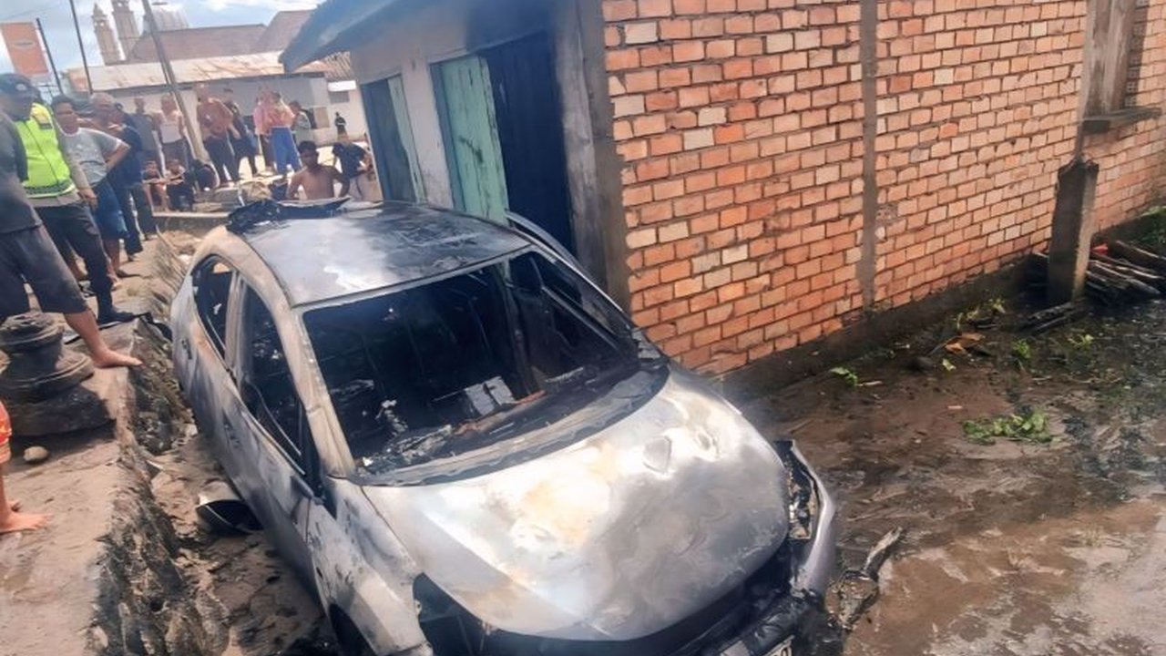 Perjalanan mudik berubah mencekam di OKU Timur saat sebuah mobil pemudik terjun ke parit dan terbakar hebat. Beruntung, insiden kecelakaan mudik ini tidak menimbulkan korban jiwa.