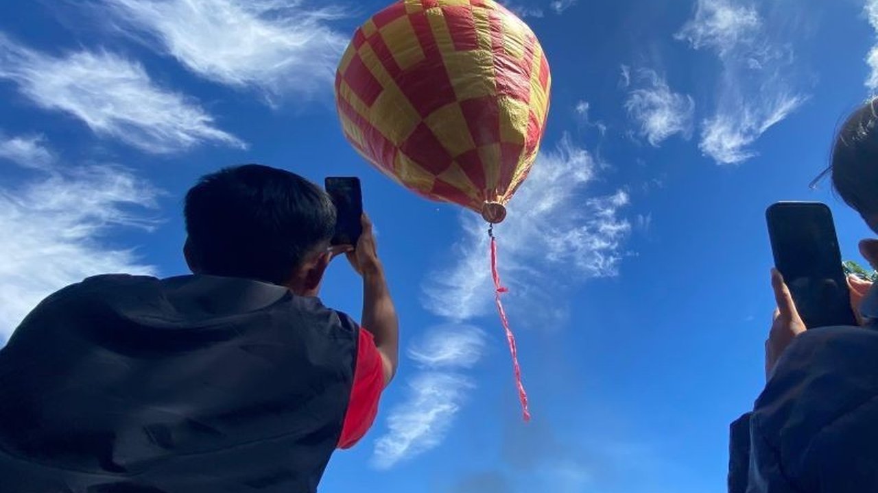 Dinas Pariwisata dan Kebudayaan Kabupaten Garut melihat Tradisi Ngapungkeun Balon sebagai potensi atraksi wisata kearifan lokal yang menarik, digelar rutin setiap Lebaran di Panawuan, Tarogong Kidul.