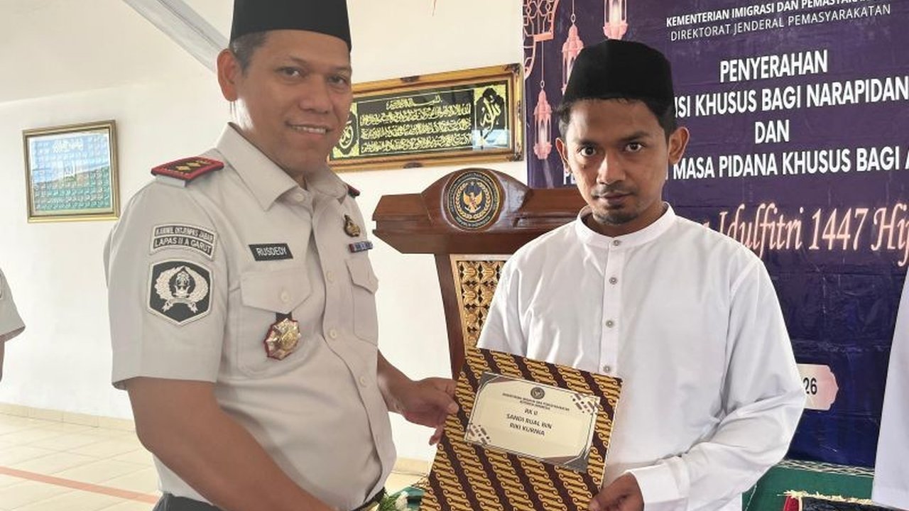 Ratusan warga binaan Lapas Garut mendapatkan Remisi Lebaran Idul Fitri 1447 H, termasuk dua narapidana yang langsung bebas. Simak rincian lengkapnya di sini.