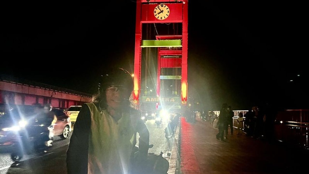 Verisa Novri, jurnalis foto Xinhua, memilih jalur sunyi mudik bersepeda dari Tangerang Selatan ke Palembang. Perjalanan penuh makna ini melintasi Lintas Timur Sumatera.