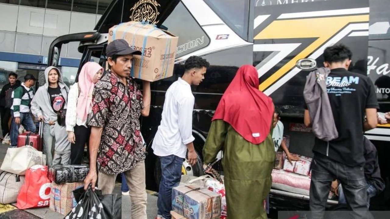 Kementerian Perhubungan melaporkan lonjakan jumlah pemudik Lebaran 1447 H yang menggunakan angkutan umum, mencapai lebih dari 10 juta orang. Angka ini menunjukkan peningkatan signifikan dibandingkan tahun sebelumnya.
