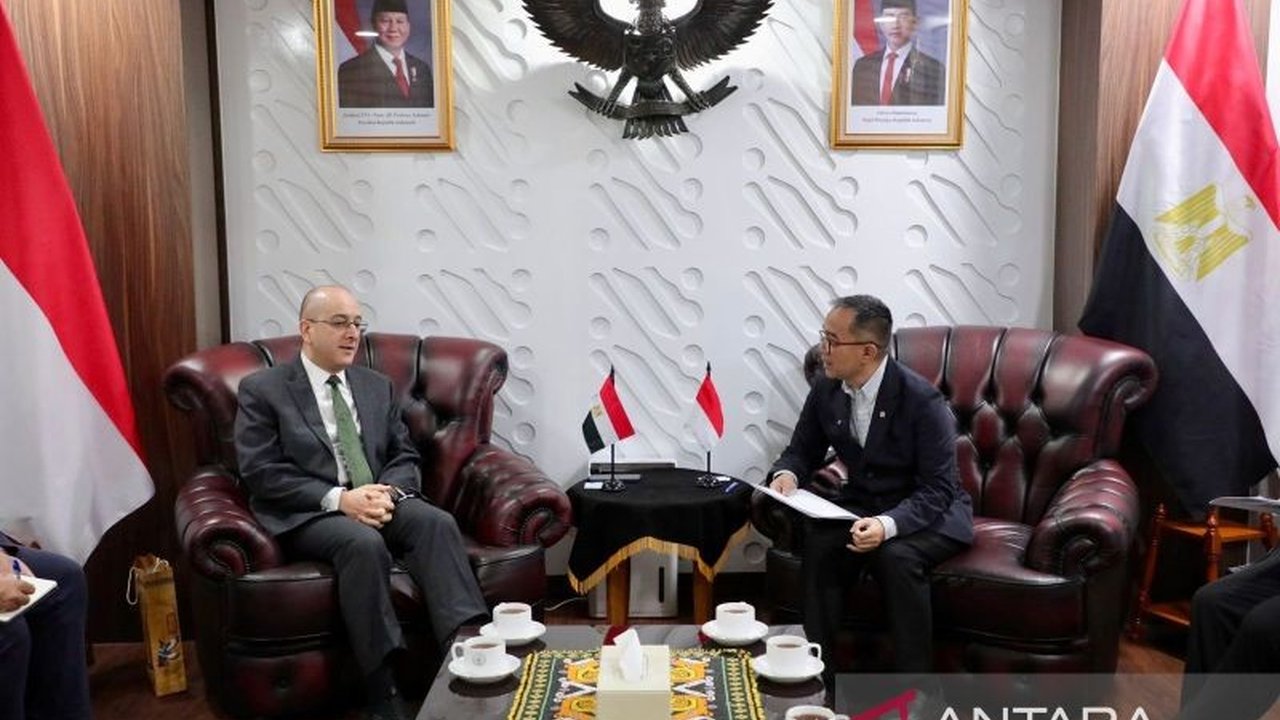 Kementerian Pendidikan Tinggi, Sains, dan Teknologi (Kemdiktisaintek) membuka lebar peluang Kolaborasi Riset Indonesia Mesir, memperkuat hubungan akademis dan pertukaran ilmu pengetahuan strategis.