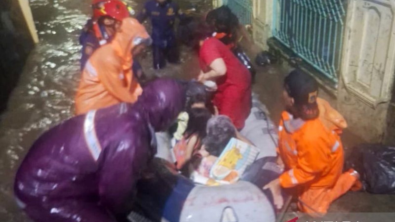 Enam warga terdampak banjir Cibubur di Ciracas, Jakarta Timur, berhasil dievakuasi petugas Gulkarmat Jaktim setelah ketinggian air mencapai lebih dari satu meter, memicu kekhawatiran keselamatan.