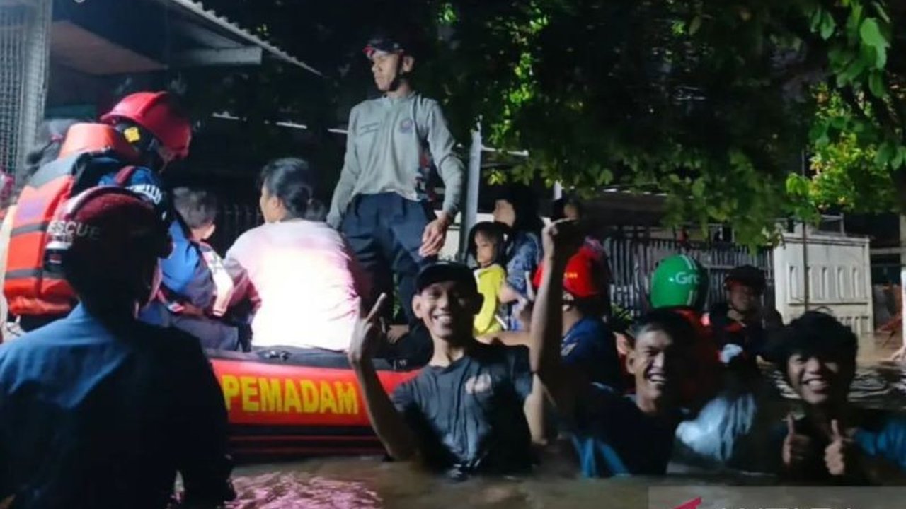 Hujan deras picu Kali Cipinang meluap, merendam sembilan RW di Ciracas Jakarta Timur. Puluhan warga, termasuk kelompok rentan, dievakuasi. Simak selengkapnya dampak dan penanganan banjir ini.
