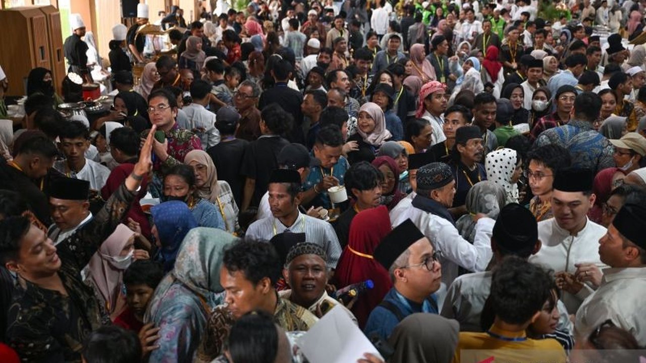 Perayaan Idul Fitri 2026 menjadi cerminan kematangan bangsa Indonesia dalam mengelola keberagaman, ditandai dengan keterbukaan Istana Merdeka hingga semangat para penyintas bencana. Simak detail perayaan hari kemenangan ini yang penuh makna.