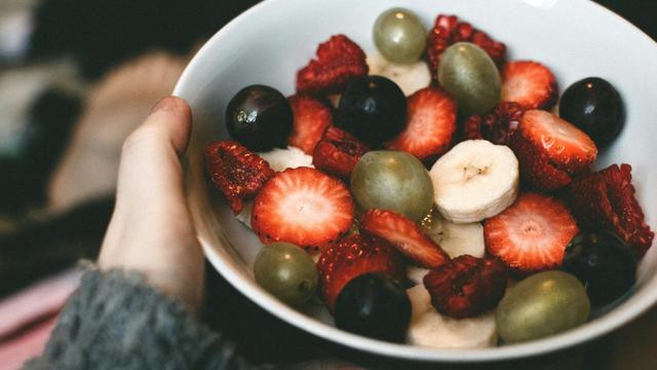 Camilan sore dari buah dan sayuran segar bisa menjadi cara sederhana untuk menambah asupan serat sekaligus membantu menjaga kesehatan pencernaan. [Dok/Pexels.com/Lisa from Pexels].