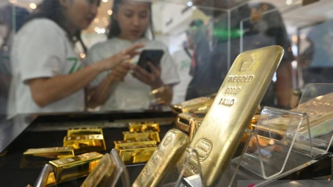 Simak pergerakan harga emas UBS dan Galeri24 di Pegadaian pada Minggu, 22 Maret 2026, yang menunjukkan penurunan tipis setelah Lebaran. Apakah ini waktu yang tepat untuk berinvestasi emas?