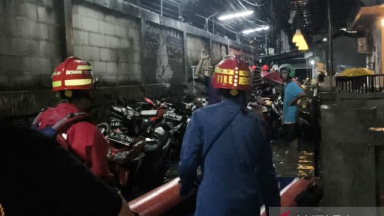 Banjir setinggi 110 cm merendam permukiman di Pekayon, Jakarta Timur. Petugas Gulkarmat Jaktim sigap mengevakuasi dua warga sakit yang terdampak, menunjukkan kesiapsiagaan menghadapi bencana.