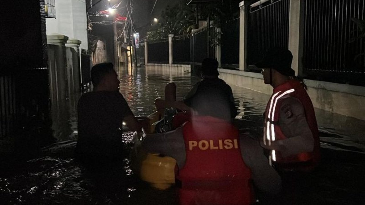 Personel Direktorat Samapta Polda Metro Jaya bergerak cepat melakukan evakuasi warga yang terdampak banjir di Ciracas, Jakarta Timur, menunjukkan kesigapan Polri dalam merespons situasi darurat.