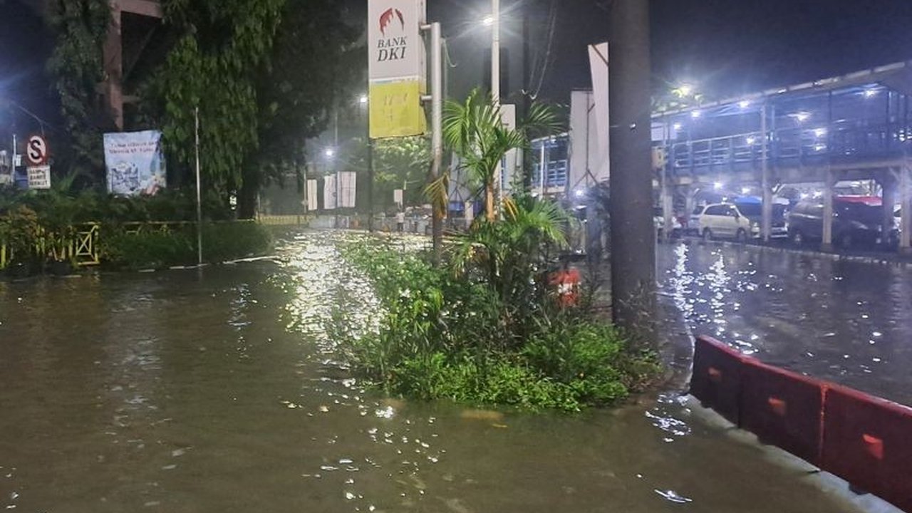 Meskipun sempat dilanda genangan air akibat luapan Kali Cipinang, operasional bus AKAP di Terminal Kampung Rambutan tetap berjalan normal. Simak detail penanganan dan imbauan terkini.