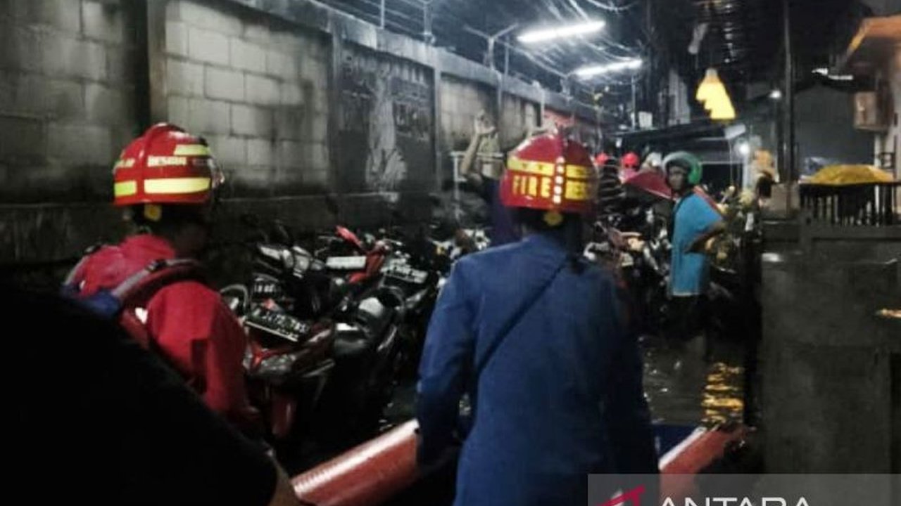 Banjir Jakarta Timur melanda 46 Rukun Tetangga (RT) setelah diguyur hujan deras dan meluapnya sejumlah sungai. BPBD DKI Jakarta terus memantau kondisi dan mengimbau warga untuk waspada.