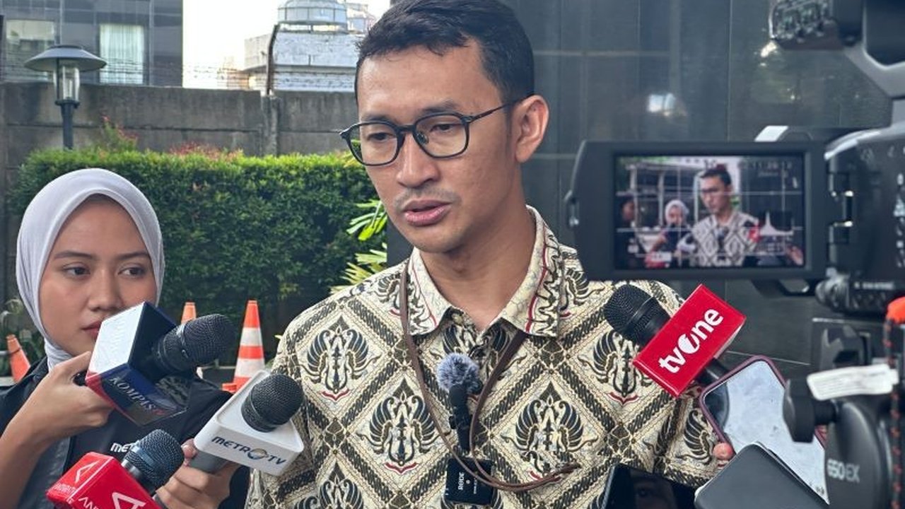 KPK mengklarifikasi status tahanan rumah mantan Menteri Agama Yaqut Cholil Qoumas. Status Yaqut Cholil Qoumas tahanan rumah ini bukan karena sakit, melainkan atas permohonan keluarga.