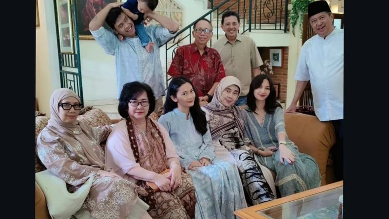 Keluarga Vidi Aldiano merayakan Lebaran 2026 dengan nuansa haru, mengunggah foto kebersamaan di Instagram tanpa kehadiran sang penyanyi, memicu kerinduan mendalam dari para penggemar.