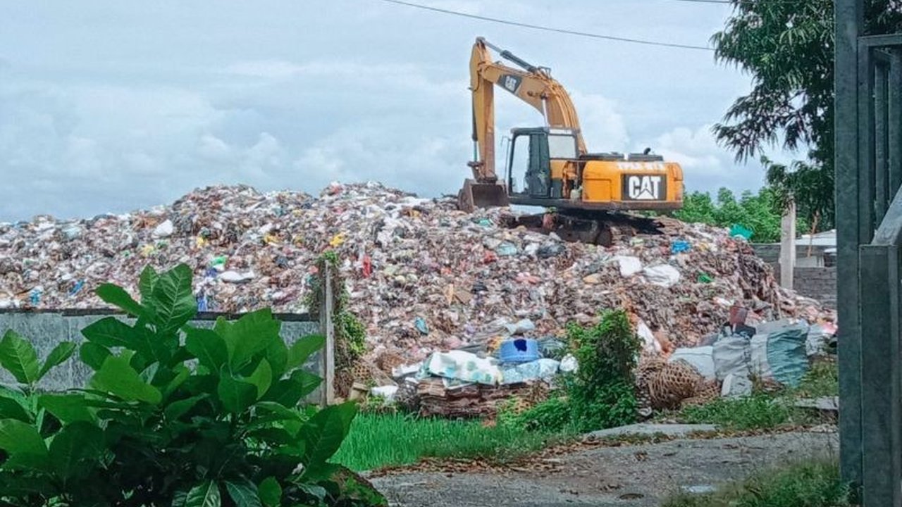 Dinas Lingkungan Hidup (DLH) Kota Mataram terus mengoptimalkan penanganan sampah di Tempat Penampungan Sementara (TPS) Bintaro. Langkah ini diambil menyusul normalisasi operasional TPA Kebon Kongok setelah sempat memberlakukan pembatasan ritase buang samp