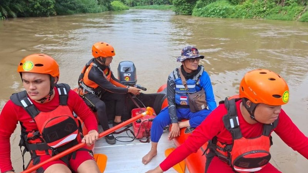 Tim SAR gabungan terus melakukan pencarian terhadap Iwan, pengemudi speedboat yang hilang usai insiden speedboat terbalik OKI di perairan Ogan Komering Ilir. Kecelakaan terjadi setelah speedboat tersedot pusaran air.